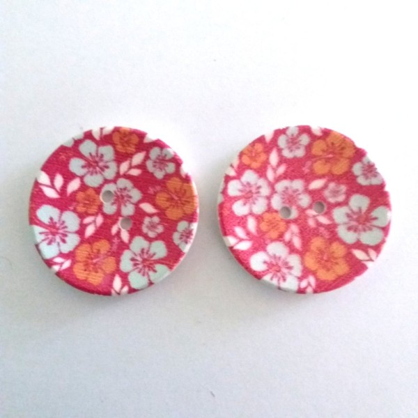 2 Boutons en bois – fleurs blanches / orange à fond rouge – 40mm - Photo n°1