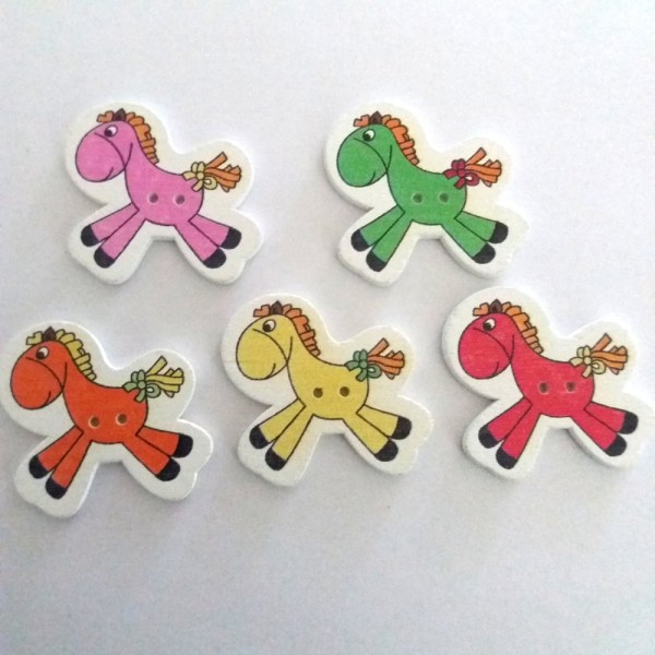 5 Boutons en bois – cheval multicolore – 35x32mm - Photo n°1