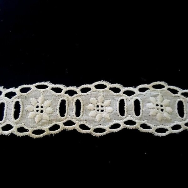 1,65M dentelle anglaise blanche – 26mm – 55HH - Photo n°1