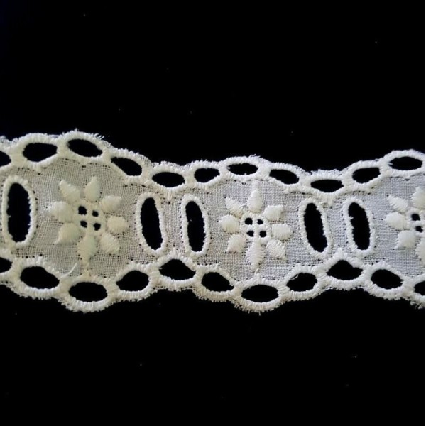 3,40M dentelle anglaise blanche – 31mm – 86HH - Photo n°1