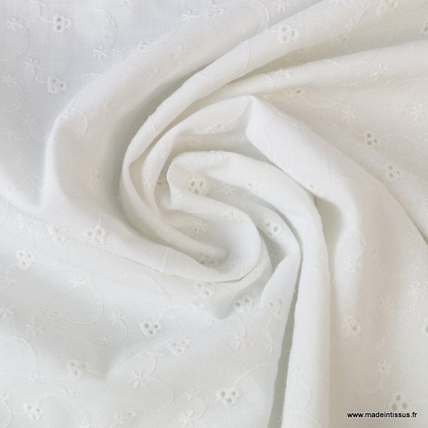 Tissu broderies anglaise Suzanne coton blanc motifs fleurs - Photo n°2