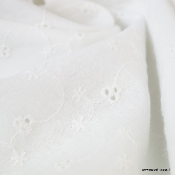 Tissu broderies anglaise Suzanne coton blanc motifs fleurs - Photo n°3