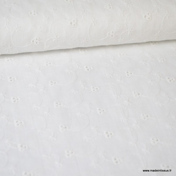 Tissu broderies anglaise Suzanne coton blanc motifs fleurs - Photo n°1