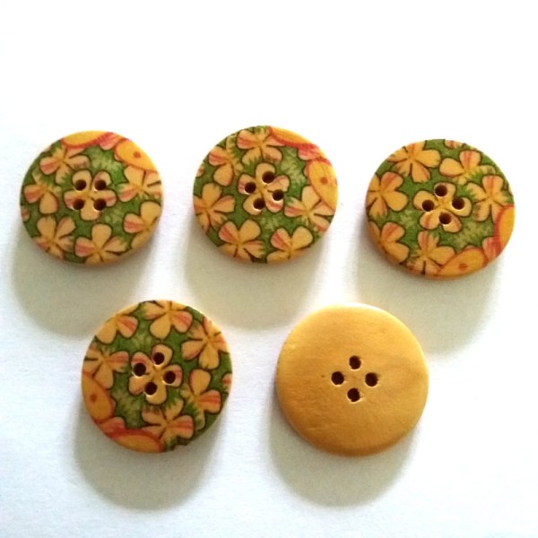5 Boutons en bois – vert à fleur beige – 25mm - Photo n°1