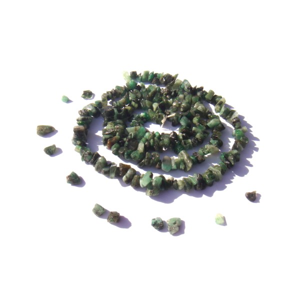 Emeraude ( Brésil ) : 50 perles chips 4/6 MM de diamètre environ - Photo n°1