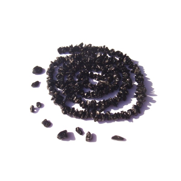 Spinelle Noir ( Thaïlande ) : 50 MICRO perles chips 2.5/3 MM de diamètre - Photo n°1