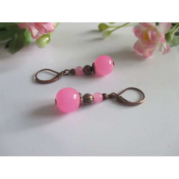 Kit de boucles d'oreilles apprêts cuivrés et perles en verre rose imitation jade - Photo n°2