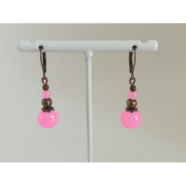 Kit de boucles d'oreilles apprêts cuivrés et perles en verre rose imitation jade - Photo n°3
