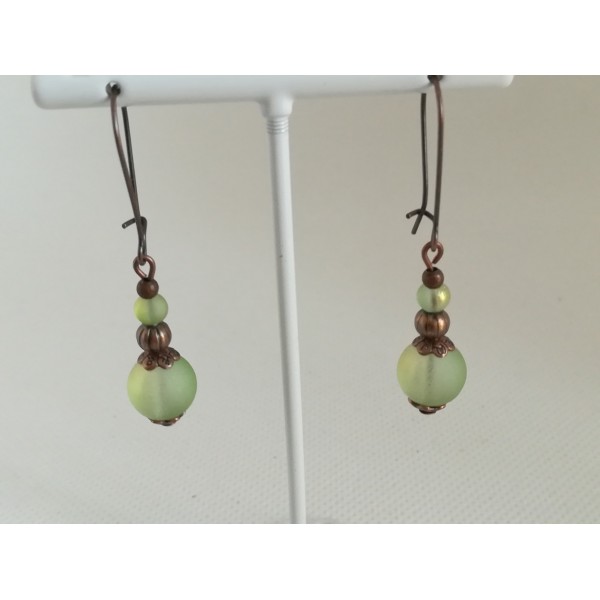 Kit de boucles d'oreilles apprêts cuivrés et perles en verre verte brillante - Photo n°2