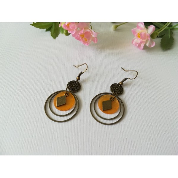 Kit boucles d'oreilles anneaux bronze et sequin nacre orange - Photo n°1