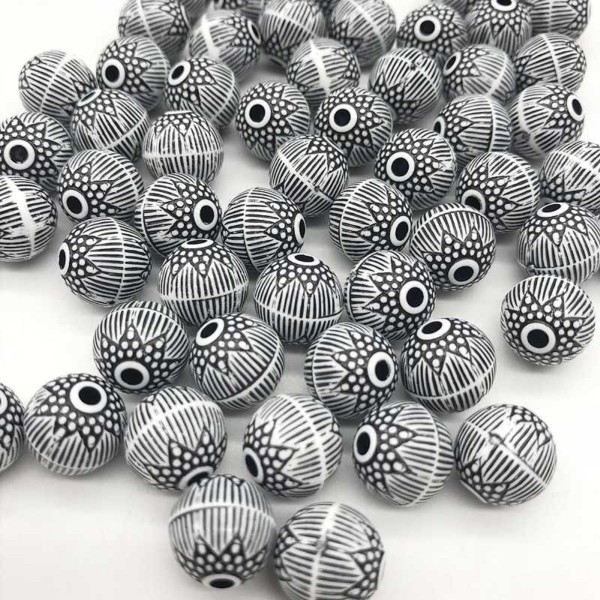 LOT 15 PERLES ACRYLIQUES : rondes fantaisies blanches/noires 11mm (03) - Photo n°1