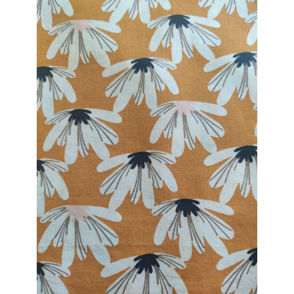Coupon tissu - fleur sur fond moutarde - coton - 50x50cm - Photo n°1