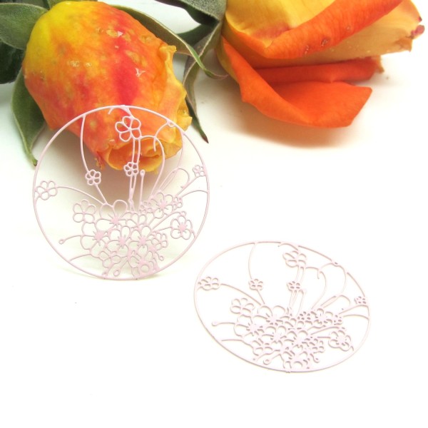2 Pendentifs Connecteurs Fleuris  ronds, Estampes  Filigranées, Connecteur Rose Pale, 30 mm - Photo n°1