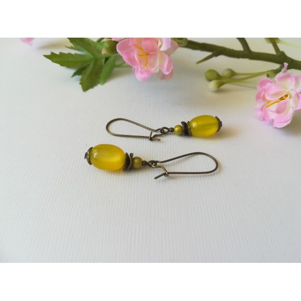 Kit de boucles d'oreilles apprêts bronze et perle olive en verre jaune - Photo n°1