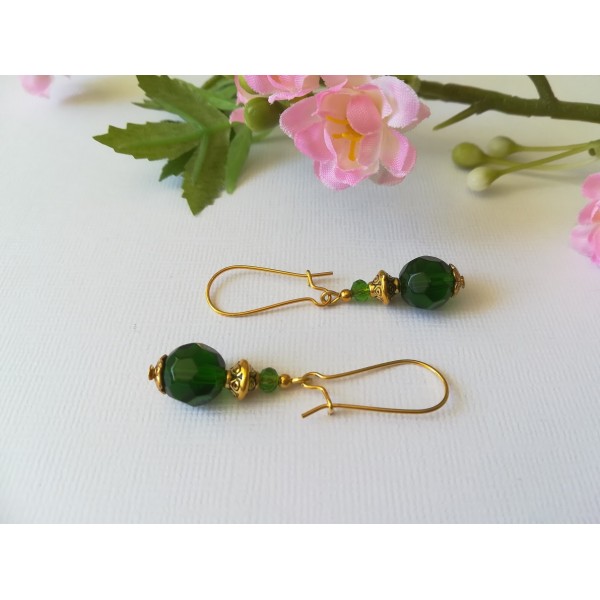 Kit de boucles d'oreilles apprêts doré et perle en verre à facette verte foncé - Photo n°1