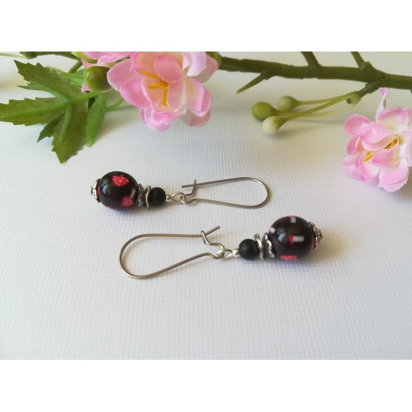 Kit boucles d'oreilles perles noires motif fleur rouge et apprêts argent mat - Photo n°1