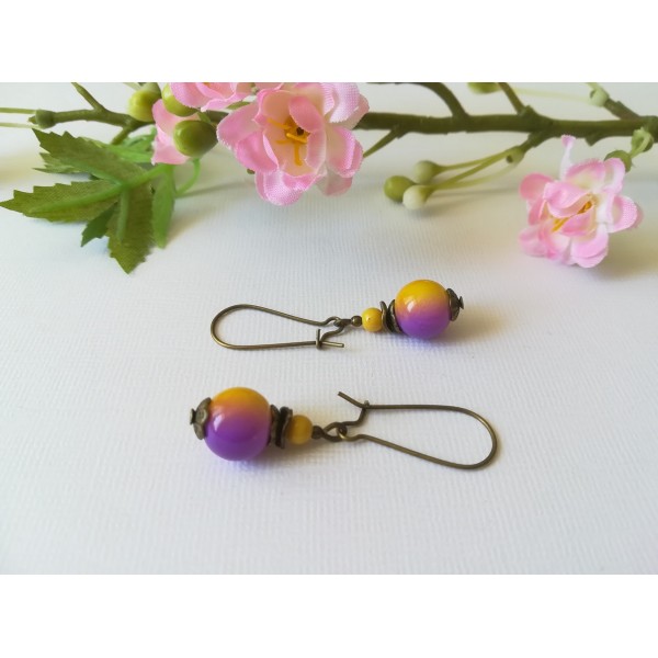 Kit boucles d'oreilles apprêts bronzes et perles en verre jaune violet - Photo n°1
