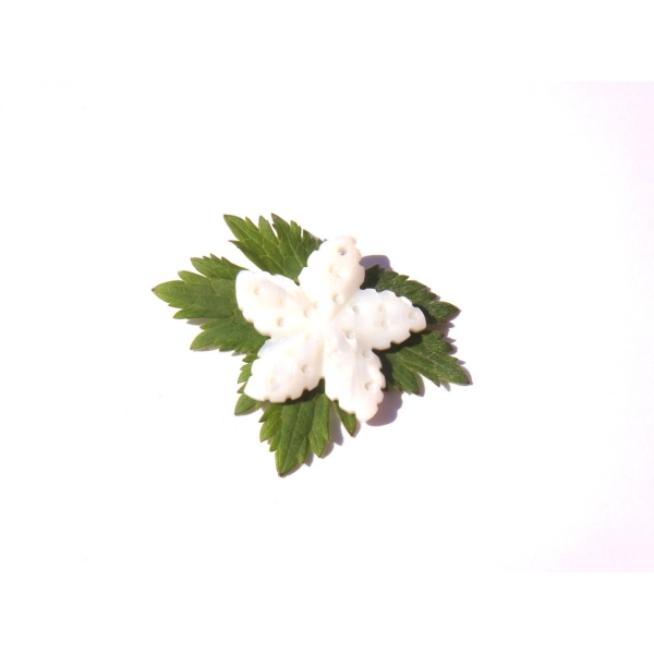 Nacre blanche : 1 pendentif forme fleur à monter 3 CM de diamètre environ - Photo n°1