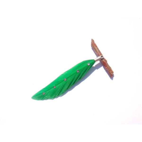 Pendentif plume d'oie teintée vert et strassée 6,8 CM environ de hauteur - Photo n°1