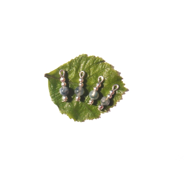 Agate Mousse claire : 4 MINI breloques 1.5 CM de hauteur x 0.4 CM de diamètre - Photo n°1