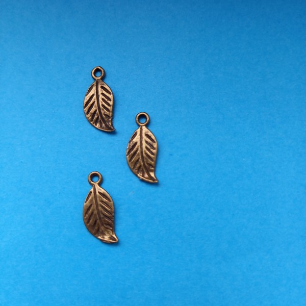 Trois feuilles en bronze, 1 cm - Photo n°1