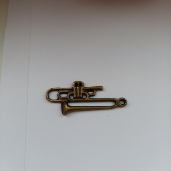 Un beau trombone à coulisse,  breloque   en bronze, 23 mm - Photo n°1