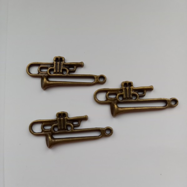 Un orchestre composé de 3 trombones, Breloque en bronze , 32 mm - Photo n°1