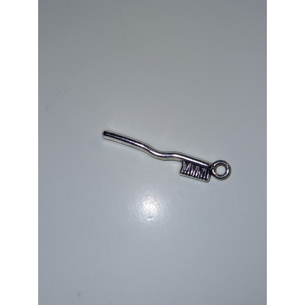 Une brosse en métal blanc, breloque, 3 cm - Photo n°1