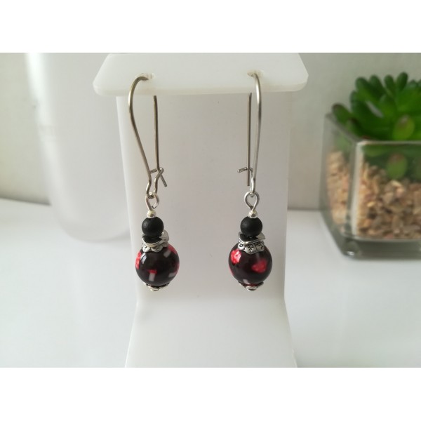 Kit boucles d'oreilles perles noires motif fleur rouge et apprêts argent mat - Photo n°1