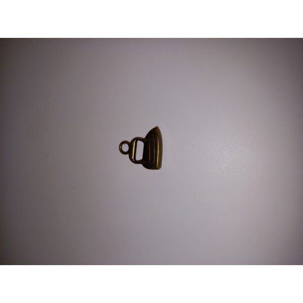 Breloque ,un fer à repasser en bronzes pour les chemises. , , 1,5 cm - Photo n°1