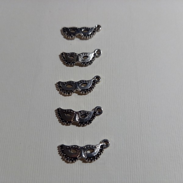 Breloque, 5 masques de Venise en métal blanc, 2 cm - Photo n°1
