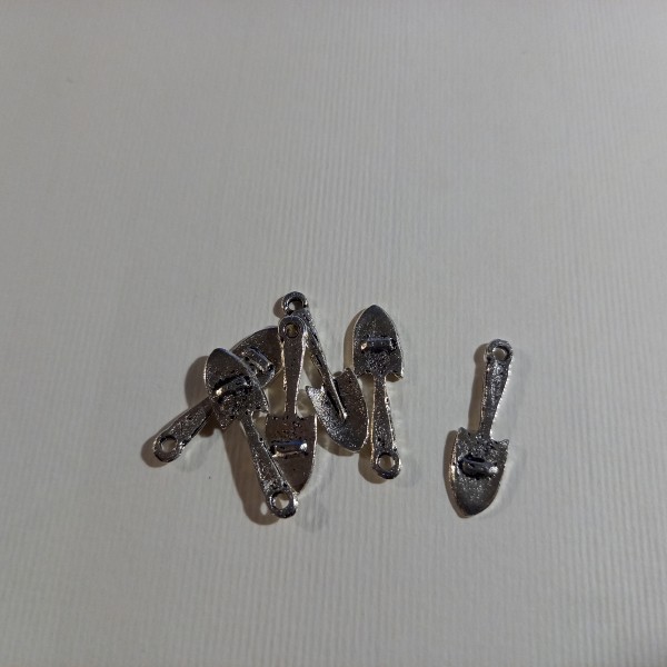 Breloque,six petites cuillères en métal blanc, 2 cm - Photo n°1