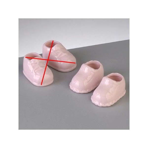 Paire de chaussons de bébé en porcelaine, Rose sans lacet dessiné - Photo n°1