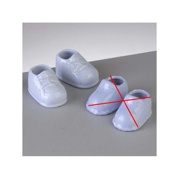Paire de chaussons de bébé en porcelaine, Bleu avec lacets dessinés - Photo n°1