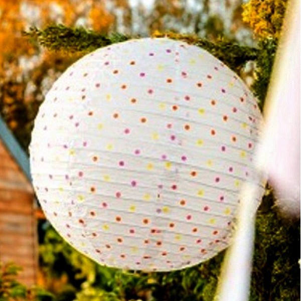 Lanterne Japonaise blanc à pois multicolore, diam. 35 cm, Lampion boule Papier, à suspendre - Photo n°2