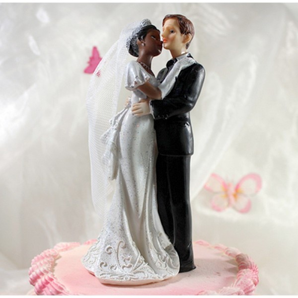 Couple mariés mixte s'embrassant, haut. 18 cm, Figurine Femme noire et homme blanc en résine - Photo n°2