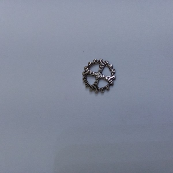 Breloque, une roue dentée en métal blanc - Photo n°1