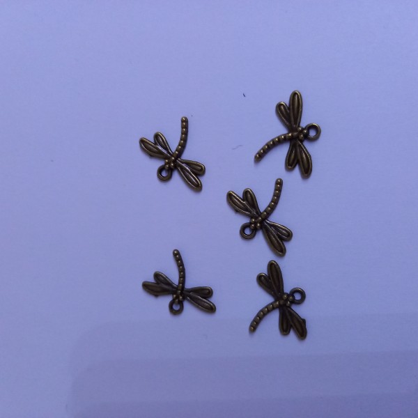 Breloque, 5 libellules en métal bronze - Photo n°1