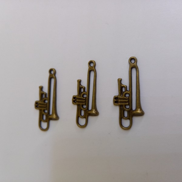 Breloque 3 trompettes métal bronze - Photo n°1