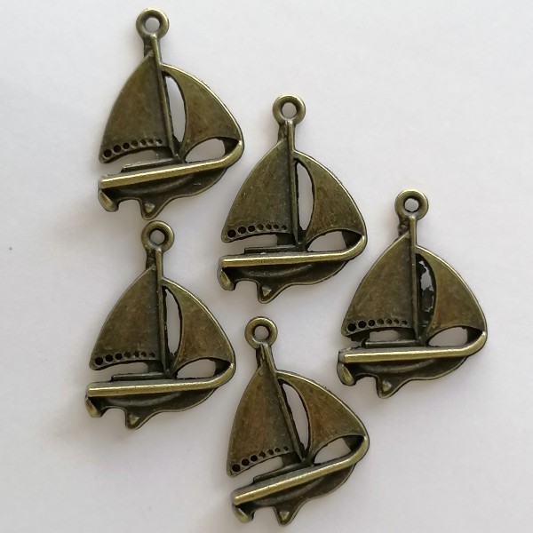 Cinq breloque pendentif bateaux en bronze - Photo n°1