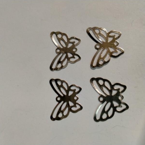 Breloque, 4 papillons ajourés 2cm en métal blanc - Photo n°1