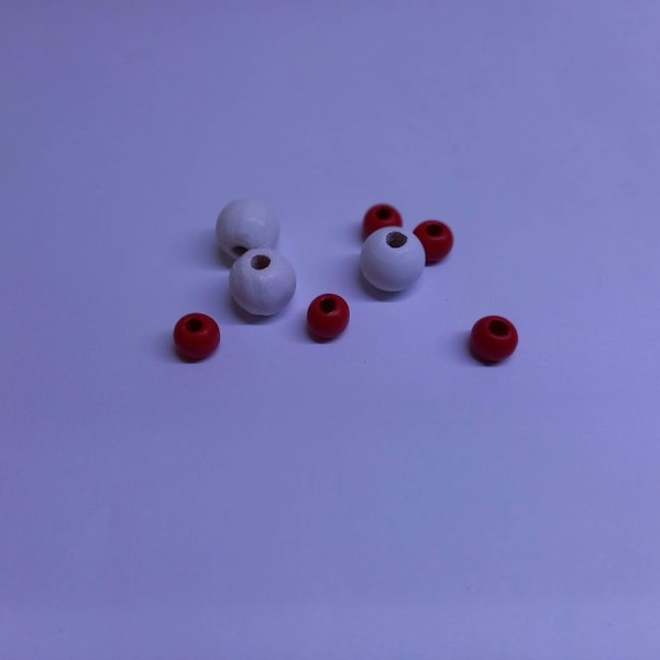 Trois perles blanches accompagné de 5 perles rouge. - Photo n°1