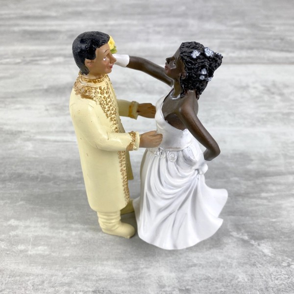 Couple de Mariés Noire et Hindouiste en Résine, bouquet dans la main, 15 cm, figurines pièce montée - Photo n°3