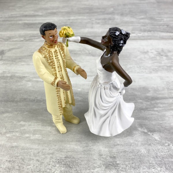 Couple de Mariés Noire et Hindouiste en Résine, bouquet dans la main, 15 cm, figurines pièce montée - Photo n°4