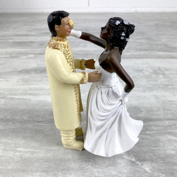 Couple de Mariés Noire et Hindouiste en Résine, bouquet dans la main, 15 cm, figurines pièce montée - Photo n°1