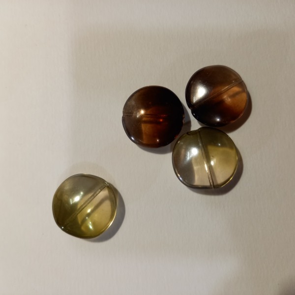 Quatre perles rondes plates - Verte et marron, 2cm de diamètre - Photo n°1