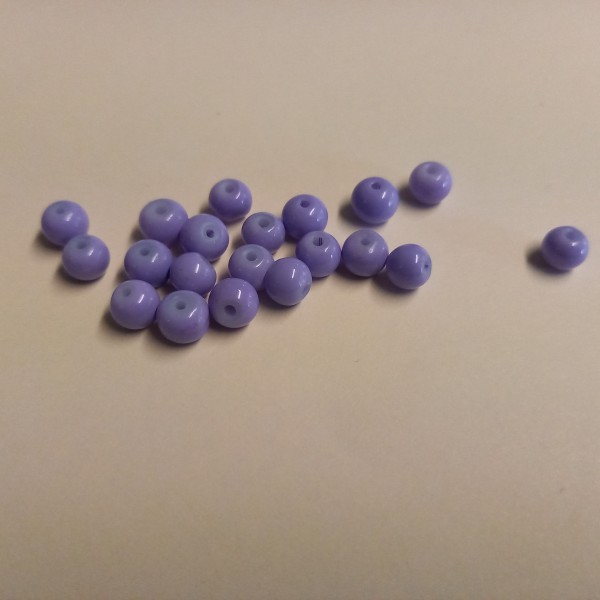 Vingt perles violettes claires en verre, 7 mm - Photo n°1