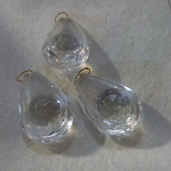 Ensemble de trois perles en forme de goutte en résine, 4cm - Photo n°1