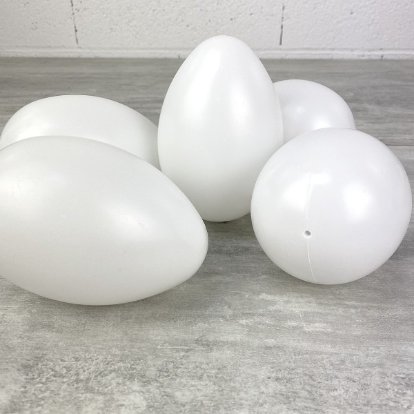 Lot 5 grands Oeufs en plastique blanc, haut. 14 cm, avec trou de suspension, non séparables, à décor - Photo n°2