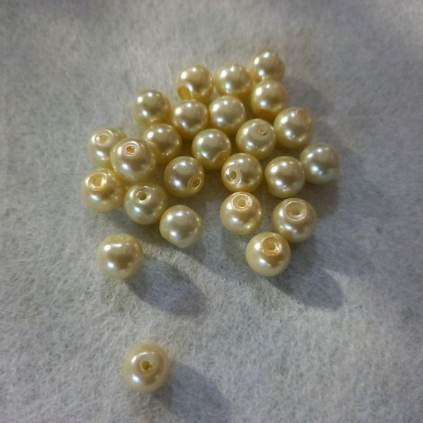 Vingt cinq perles beige nacré en résine, 5mm - Photo n°1